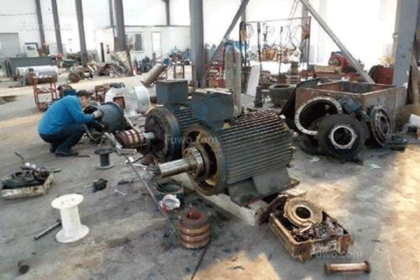 西安西瑪電機驅動軸修理中軸向間隙的測量。