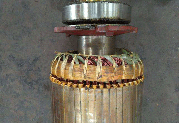 西安電機廠技術員關于高壓電機端部捆扎的重要性分析。